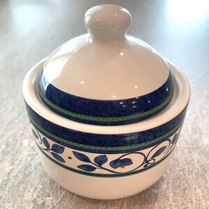 Pfaltzgraff Orleans Sugar Bowl With Lid 4 x 4